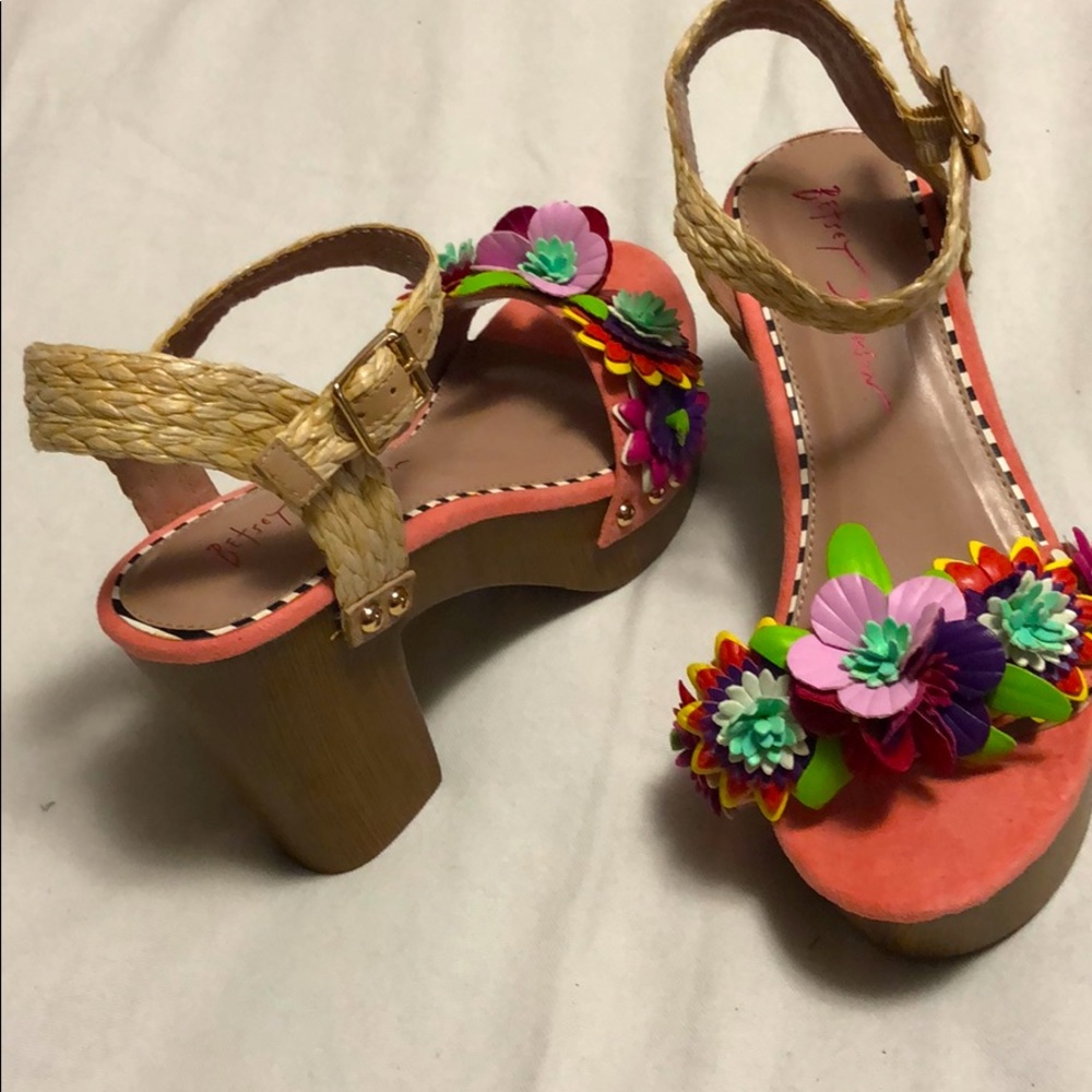Betsey Johnson Floral platforms Shoes Size 6M New